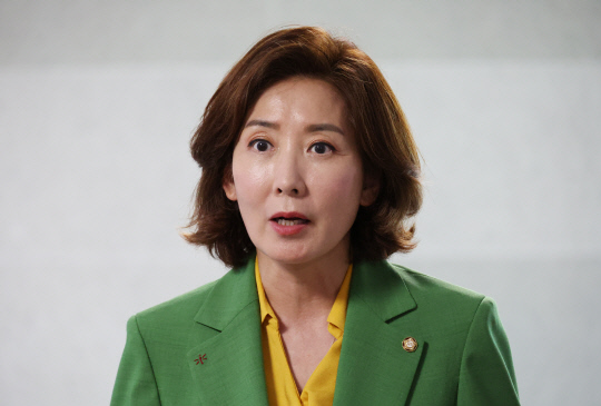 나경원 국민의힘 의원이 13일 국회 의원회관에서 전당대회 관련 입장을 말하고 있다. 연합뉴스